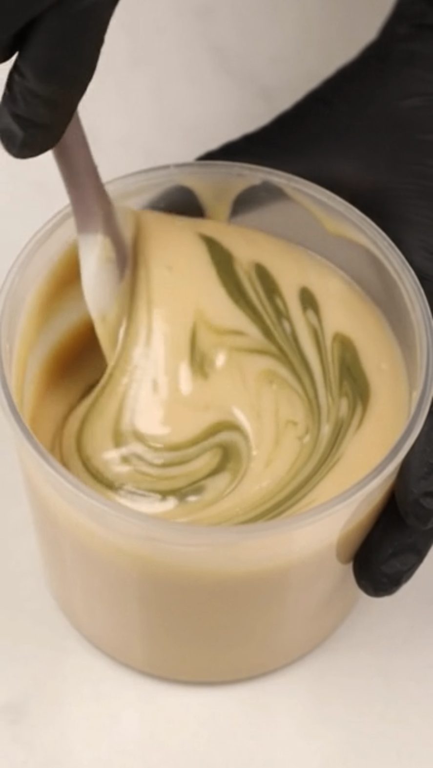 Massa de sabonete com desenho em verde